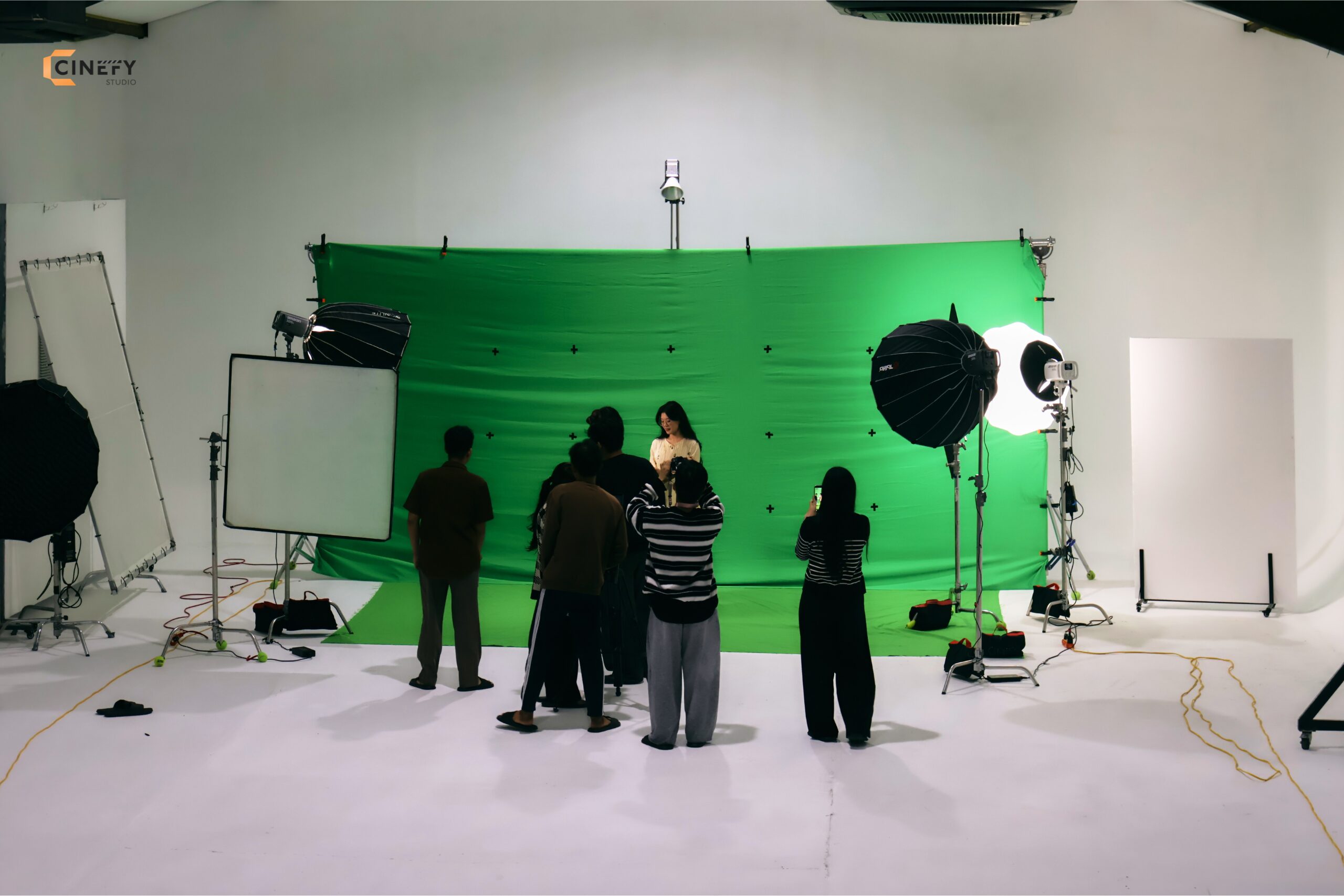 The studio also has green screens and black backdrops to meet different shooting needs