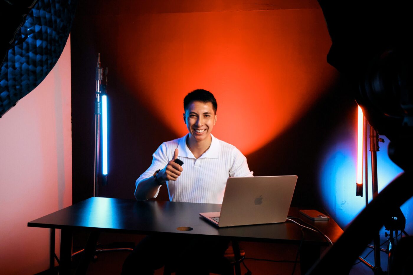 Quay video talking head tại studio CINEFY