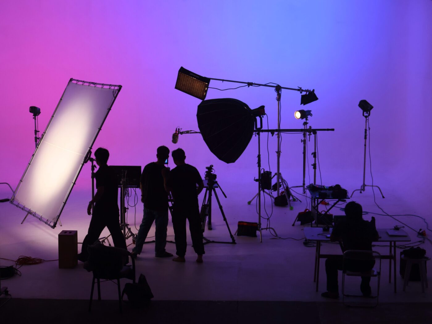 Ekip CINEFY set up ánh sáng cho buổi quay TVC tại studio Đà Nẵng