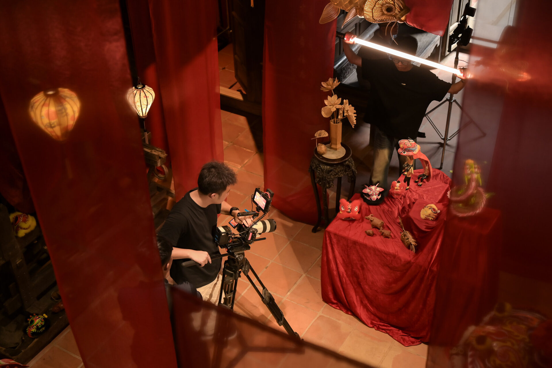 A CINEFY camera operator working a cinema camera on a traditional set in Da Nang, the first step of the video editing workflow.
