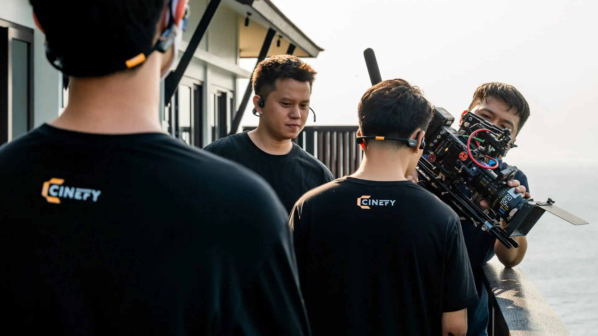 Camera operator CINEFY vận hành máy quay cinema trên set quay TVC tại Đà Nẵng