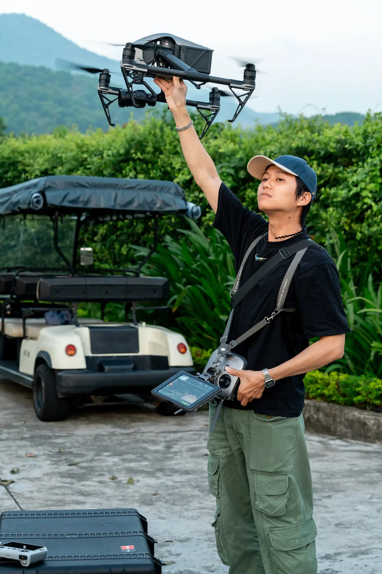 Ekip CINEFY chuẩn bị thiết bị quay ngoại cảnh cho TVC tại Đà Nẵng