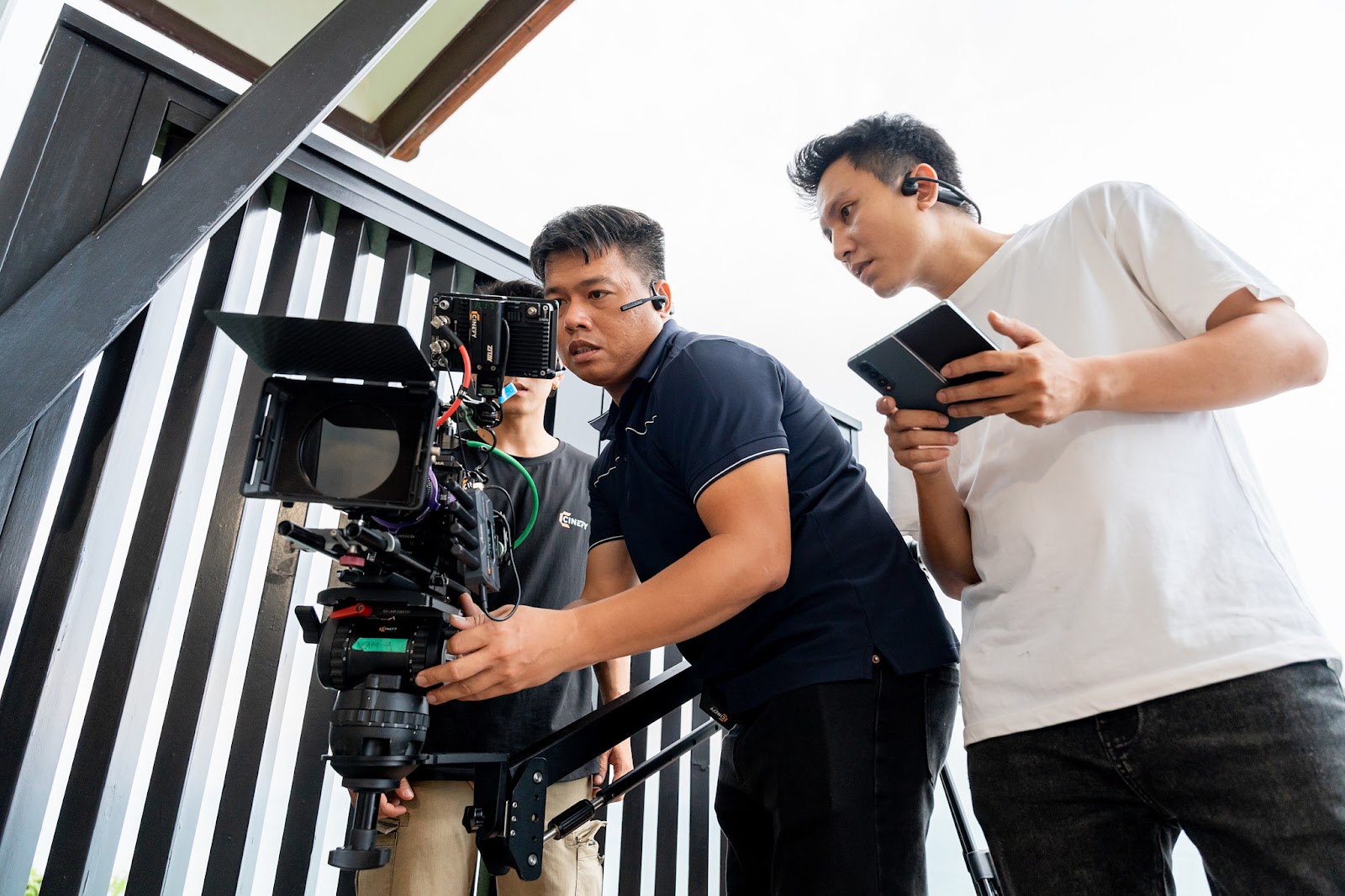 Quay phim doanh nghiệp Đà Nẵng - ekip CINEFY vận hành máy quay cinema tại hiện trường | Corporate video production Da Nang - CINEFY operators running the cinema camera on set