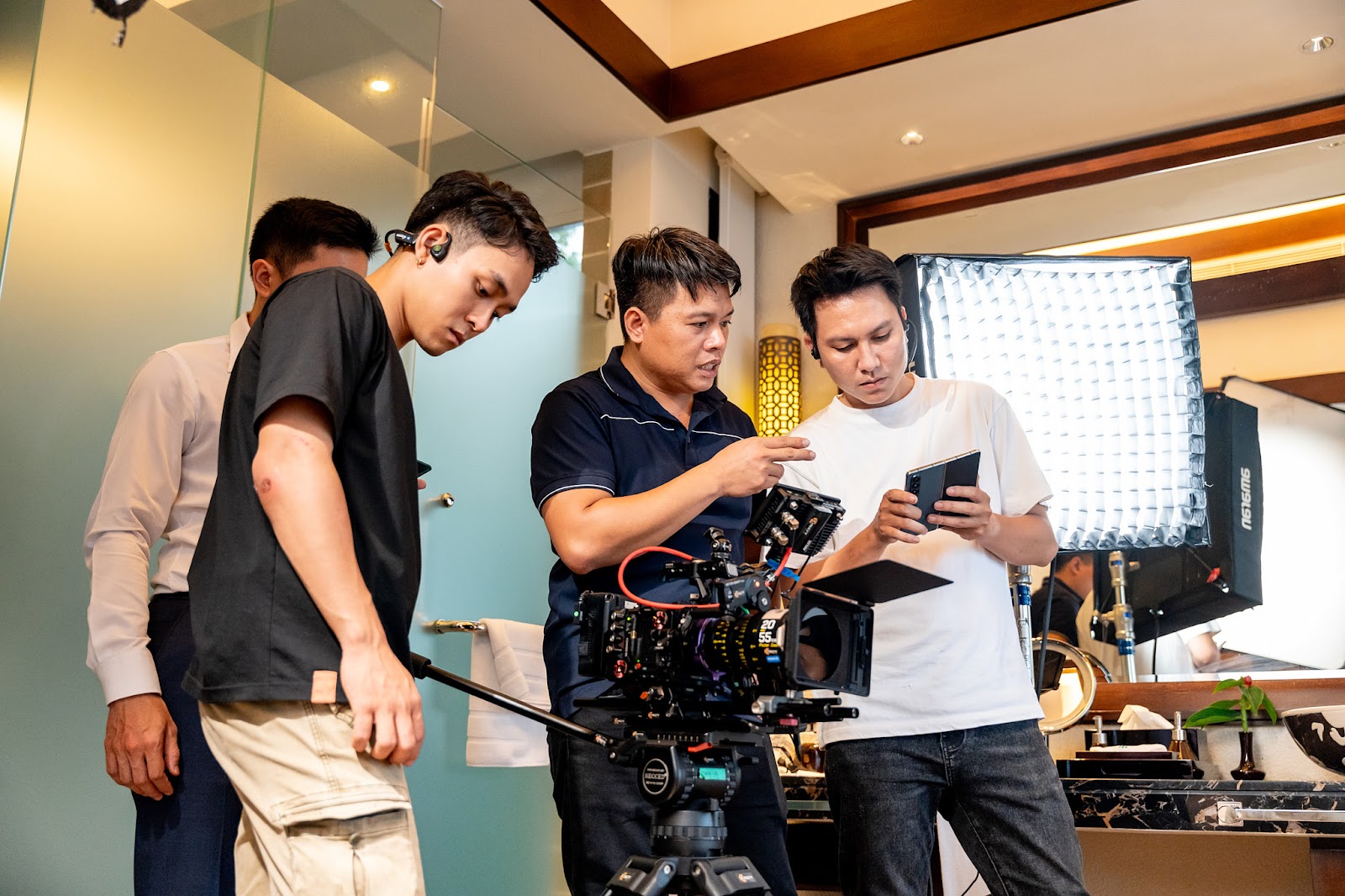 Corporate profile video Da Nang, CINEFY crew at work on set