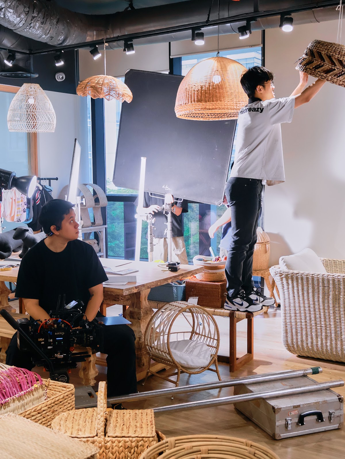 Product video lighting setup with diffusion frame in the CINEFY studio in Da Nang
