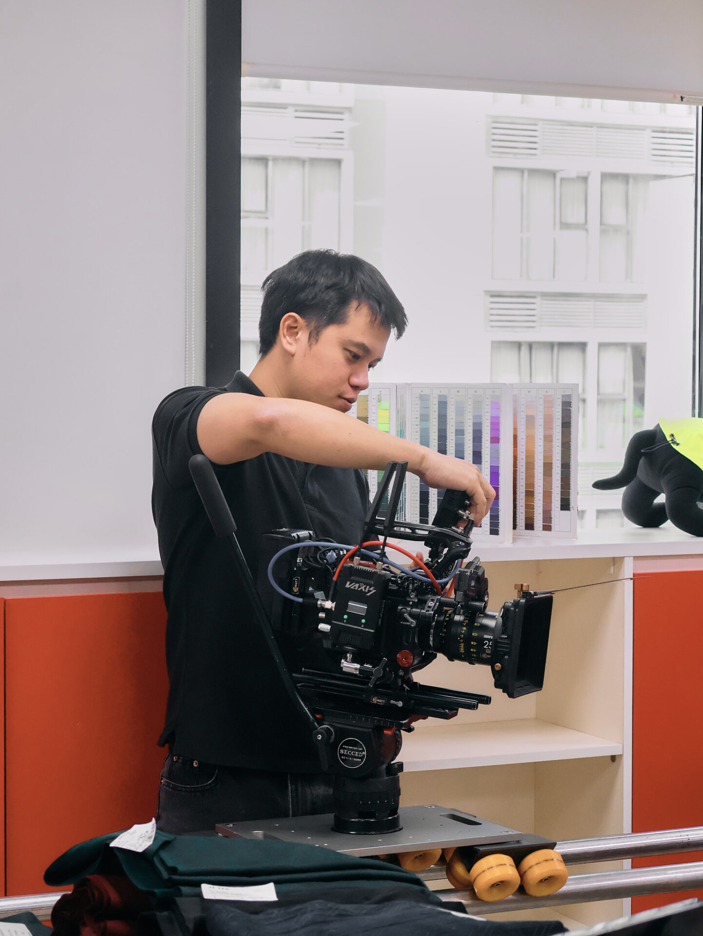 Technician preparing a cinema camera rig for a camera rental order in Da Nang. Kỹ thuật viên chuẩn bị máy quay cinema cho khách thuê máy quay Đà Nẵng.