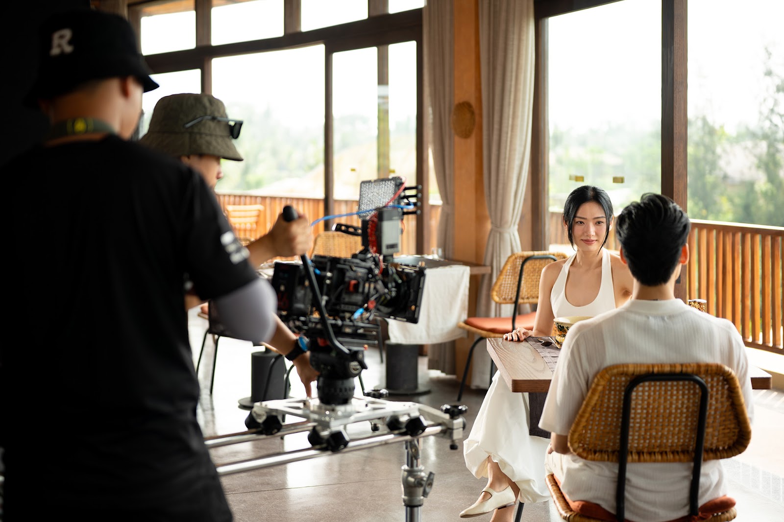 Ekip công ty sản xuất phim Đà Nẵng CINEFY quay phỏng vấn doanh nghiệp với máy quay cinema trong không gian ngập sáng tự nhiên.