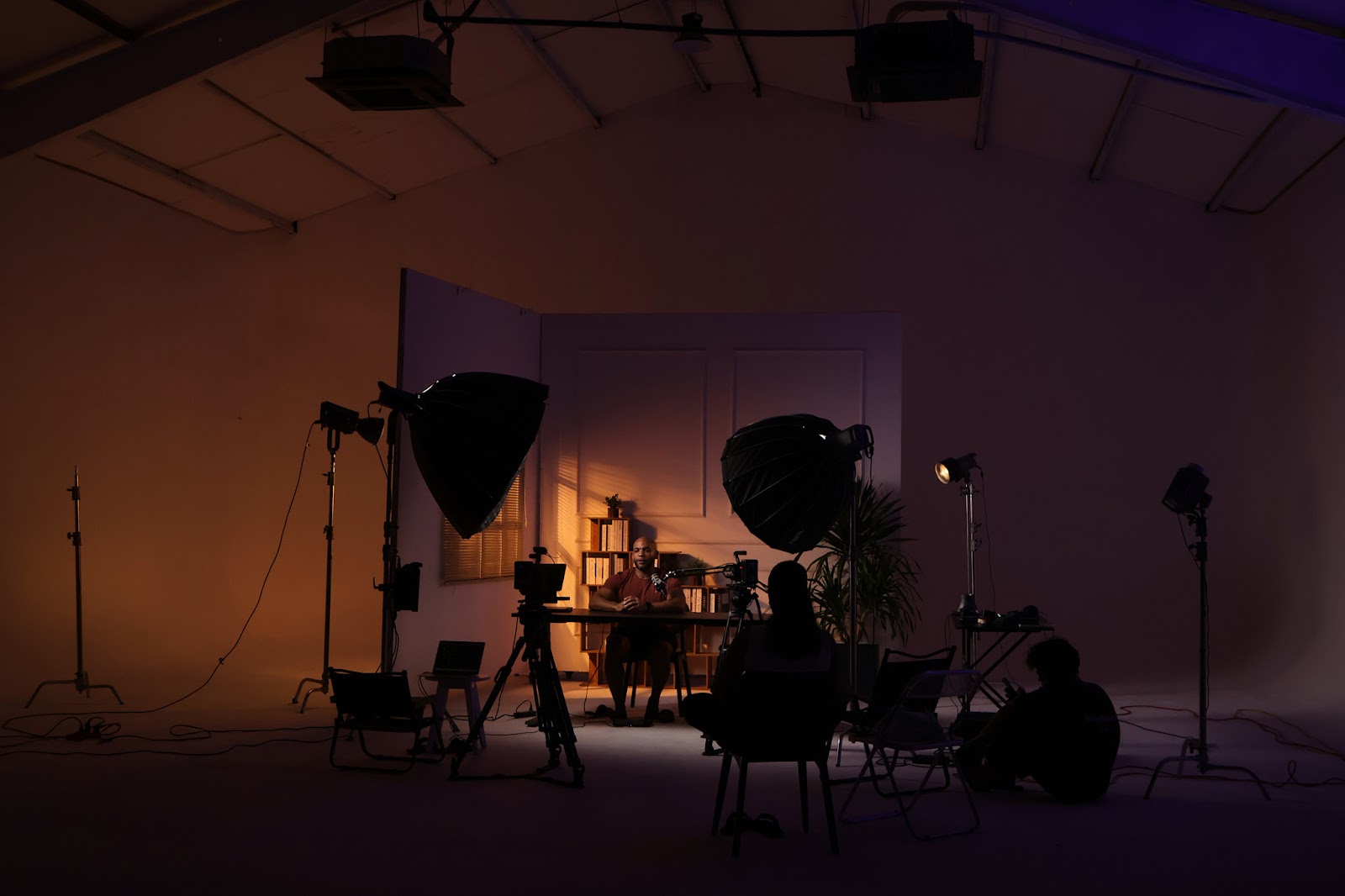 Toàn cảnh studio podcast gần Ngũ Hành Sơn Đà Nẵng với dàn đèn softbox và bối cảnh ấm.