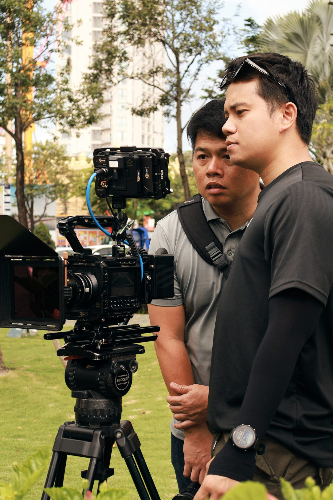 Máy quay cinema gắn matte box và follow focus đặt trên chân fluid head trong buổi quay của CINEFY tại Đà Nẵng