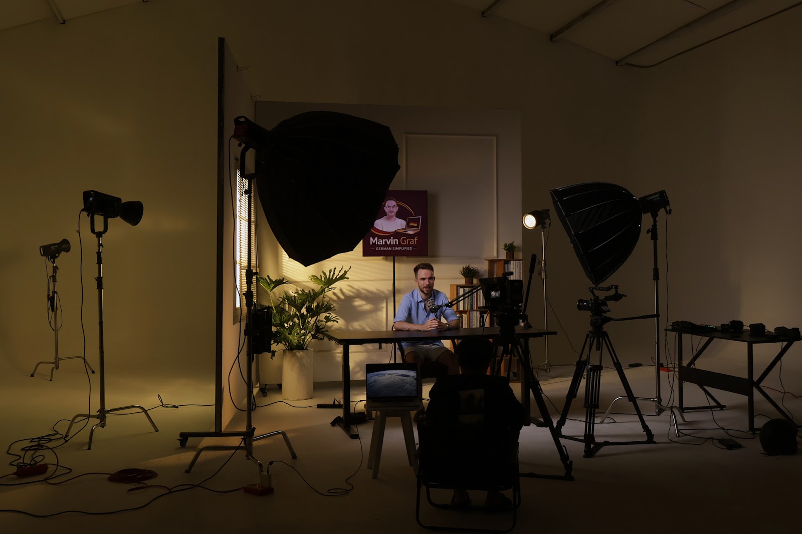 Khu talking-head trong studio CINEFY Đà Nẵng với dàn đèn softbox, bàn ghi hình và máy quay set sẵn