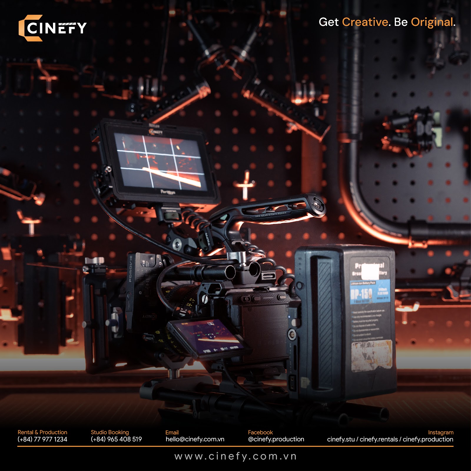 Máy quay cinema rig sẵn monitor và tay cầm trên tường thiết bị của studio CINEFY Đà Nẵng