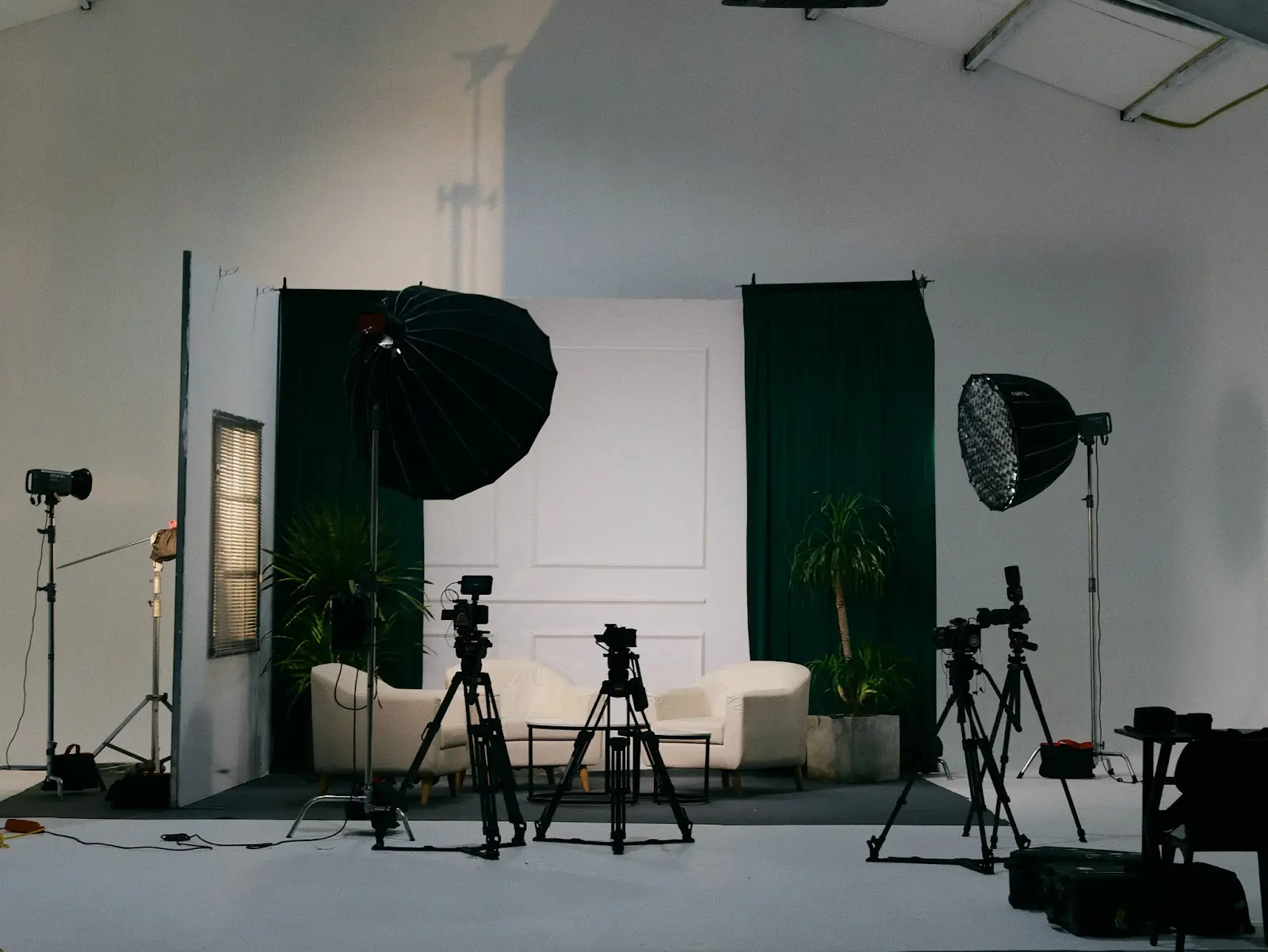Hai softbox parabolic và chân đèn dựng sẵn cho buổi quay talking head tại studio CINEFY Đà Nẵng
