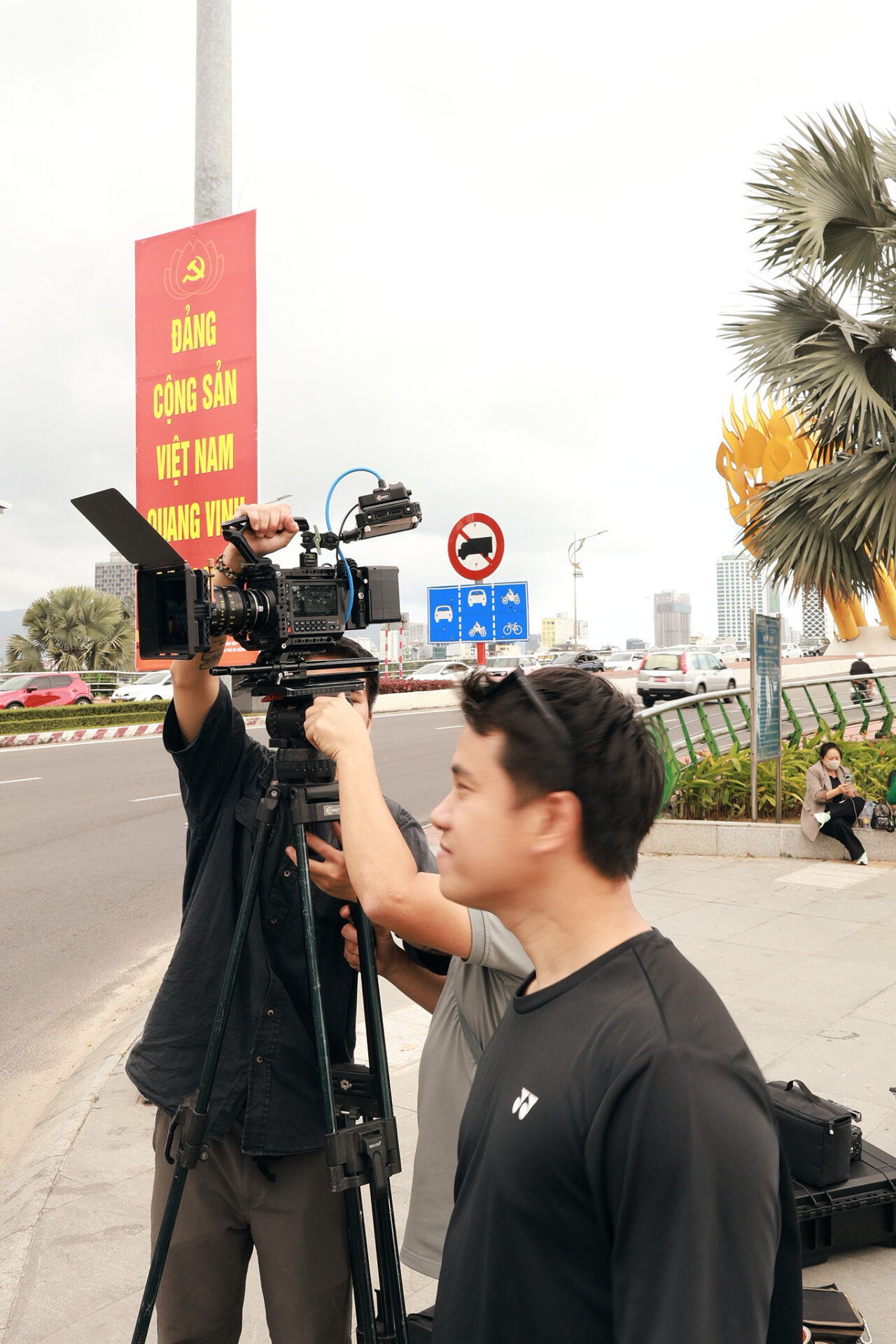 Quay viên CINEFY vận hành máy quay gắn matte box trên chân máy khi quay ngoại cảnh tại Đà Nẵng