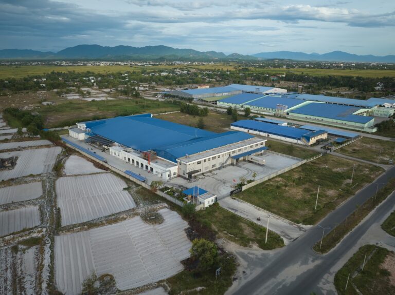 Ảnh drone toàn cảnh khuôn viên nhà máy ở miền Trung