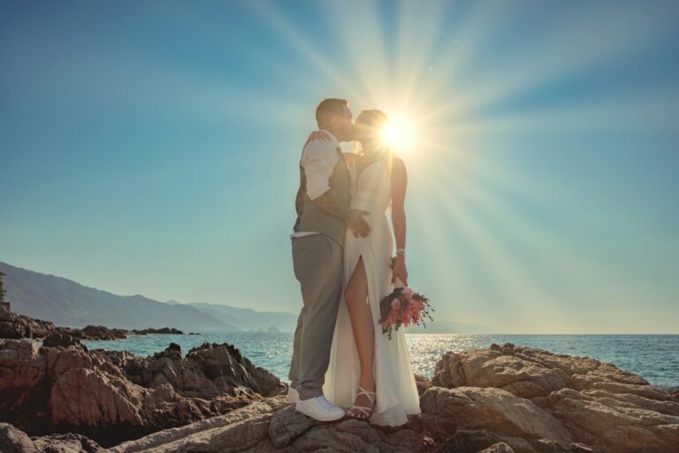 Cô dâu chú rể bên bờ biển lúc hoàng hôn