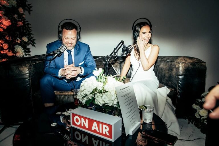 Cô dâu chú rể đeo tai nghe, cười nói trước micro ở góc podcast trong tiệc cưới
